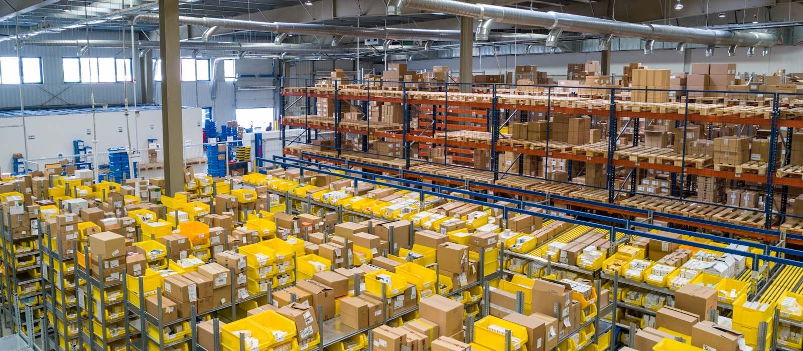 Scaffalature industriali di un grande magazzino e-commerce
